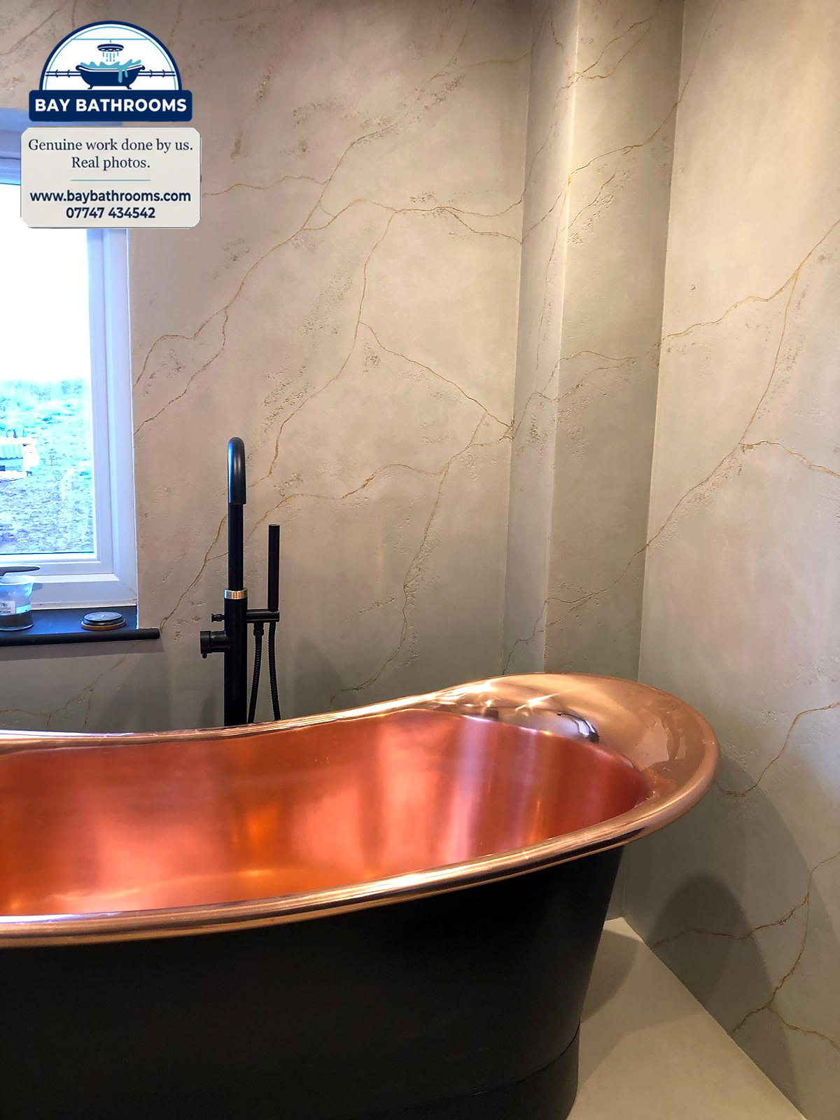 Hand-worked veining behind the bath